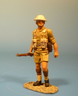Britischer Soldat mit Gewehr vorgehend