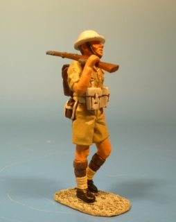 Britischer Soldat mit Gewehr vorgehend