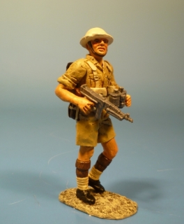 Britischer Sergeant mit MP und Fernglas vorgehend