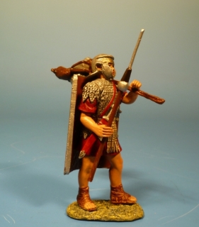 R�mischer Legion�r mit Gep�ckstange, Pilum und Schild