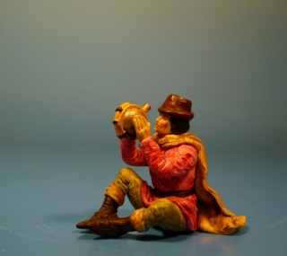 Edelmann sitzend aus Flasche trinkend