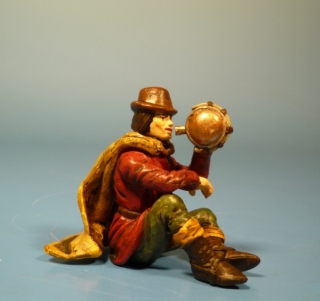 Edelmann sitzend aus Flasche trinkend