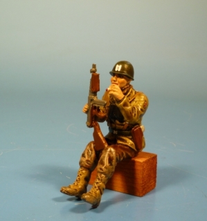 US Captain sitzend mit Thompson MP eine Zigarette rauchend