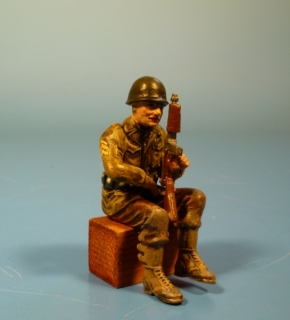 US GI sitzend mit Thompson MP