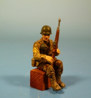 US GI sitzend mit M1 Carbine