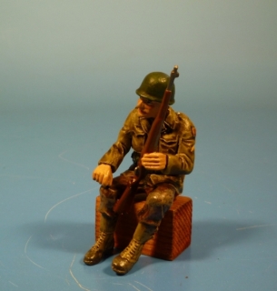 US GI sitzend mit M1 garand