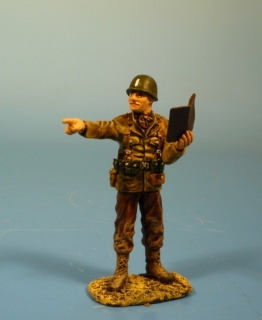 US Leutnant mit Karte zeigend