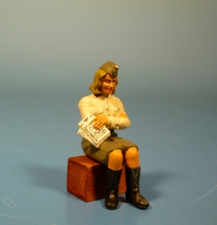 Nachrichtenhelferin sitzend mit Marschpapieren