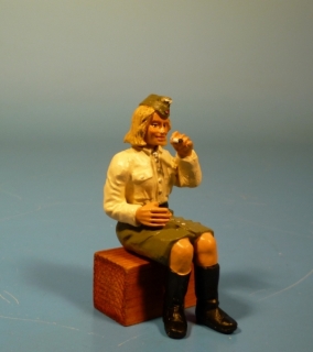 Nachrichtenhelferin sitzend rauchend