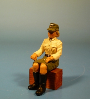 Nachrichtenhelferin sitzend