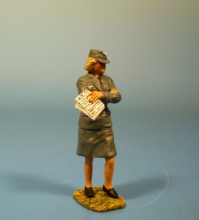 Luftwaffen Blitzm�dchen stehend mit Dokumenten