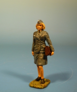 Luftwaffen Blitzm�dchen stehend mit Aktentasche