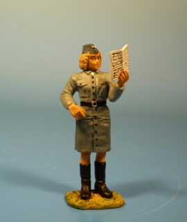 Luftwaffen Blitzm�dchen stehend mit Dokumenten