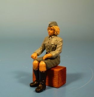 Luftwaffen Blitzmdchen sitzend