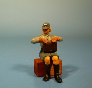 Luftwaffen Blitzm�dchen sitzend mit Aktentasche