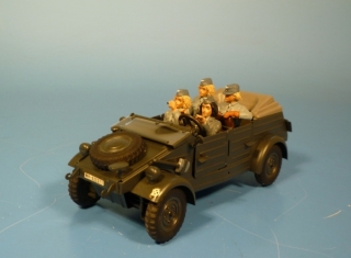 VW K�belwagen mit Luftwaffen Blitzm�dchen auf dem Weg zum Dienst