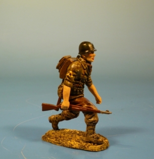 US Soldat strmend mit M1 Garand