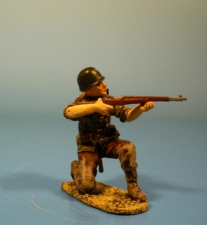 US Soldat kniend mit M1 Garand schieend