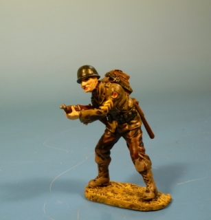 US Corporal stehend mit Thompson MP schieend