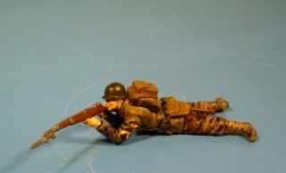 US Soldat liegend mit M1 Garand schieend