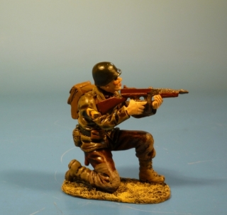 US Corporal kniend mit Thompson MP schieend