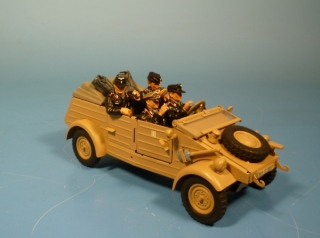 VW Kbelwagen Typ 82 mit Panzersoldaten