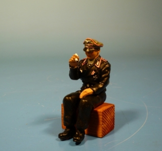 Panzeroffizier sitzend rauchend