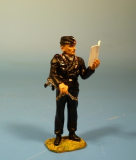 Panzersoldat stehend mit MP40 und Karte