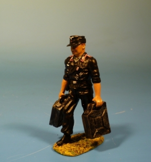 Panzersoldat gehend mit 2 Benzinkanistern