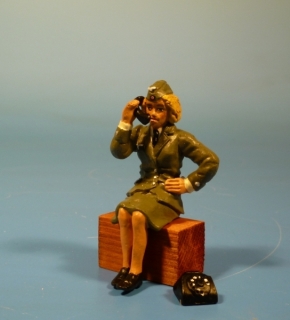 Nachrichtenhelferin sitzend telefonierend