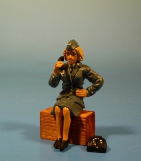 Luftwaffen Blitzm�dchen sitzend telefonierend