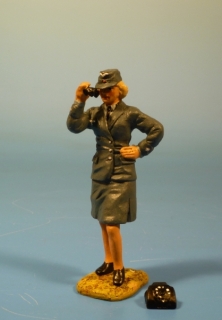 Luftwaffen Blitzm�dchen stehend telefonierend