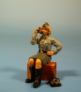 Luftwaffen Blitzm�dchen sitzend telefonierend