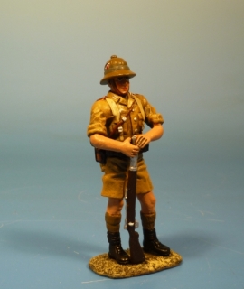 Afrikakorps Soldat mit Karabiner stehend