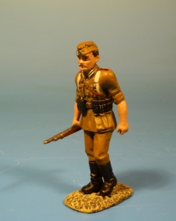 Afrikakorps Soldat mit Karabiner vorgehend