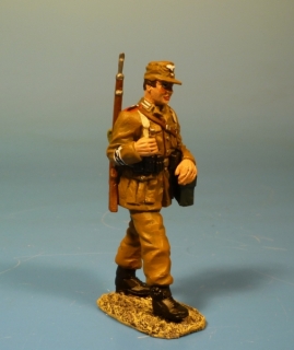 Afrikakorps Soldat mit Karabiner und MG-Kiste vorgehend