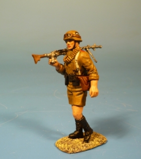 Afrikakorps Soldat mit MG34 vorgehend