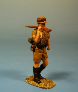 Afrikakorps Soldat mit Karabiner vorgehend