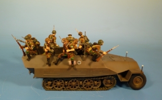 Schtzenpanzer Sd.Kfz. 251/1 mit abspringender Waffen SS Besatzung