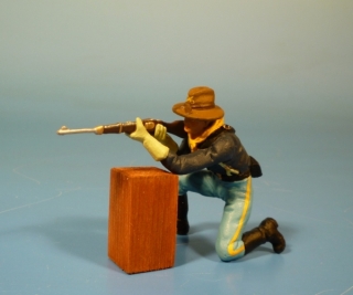7US Kavallerist mit Gewehr kniend schie�end
