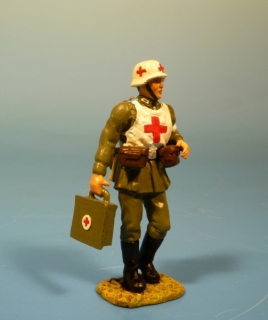 Sanit�ter vorgehend mit Tasche