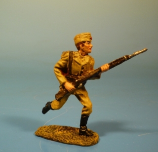 Rote Armee Soldat strmend mit Gewehr