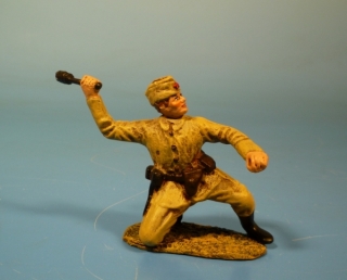 Rote Armee Soldat kniend Handgranate werfend
