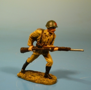 Rote Armee Soldat strmend mit Gewehr