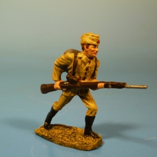 Rote Armee Soldat strmend mit Gewehr