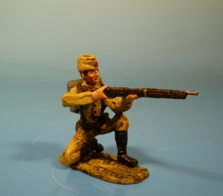 Rote Armee Soldat kniend mit Gewehr schie�end