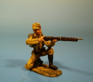 Rote Armee Soldat kniend mit Gewehr schieend