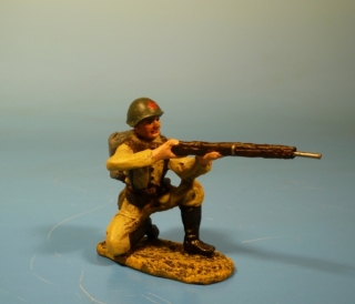 Rote Armee Soldat kniend mit Gewehr schieend