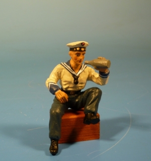 Kriegsmarine Matrose sitzend mit Flasche
