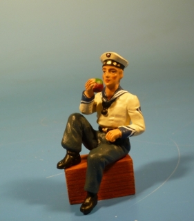 Kriegsmarine Matrose sitzend einen Apfel essend